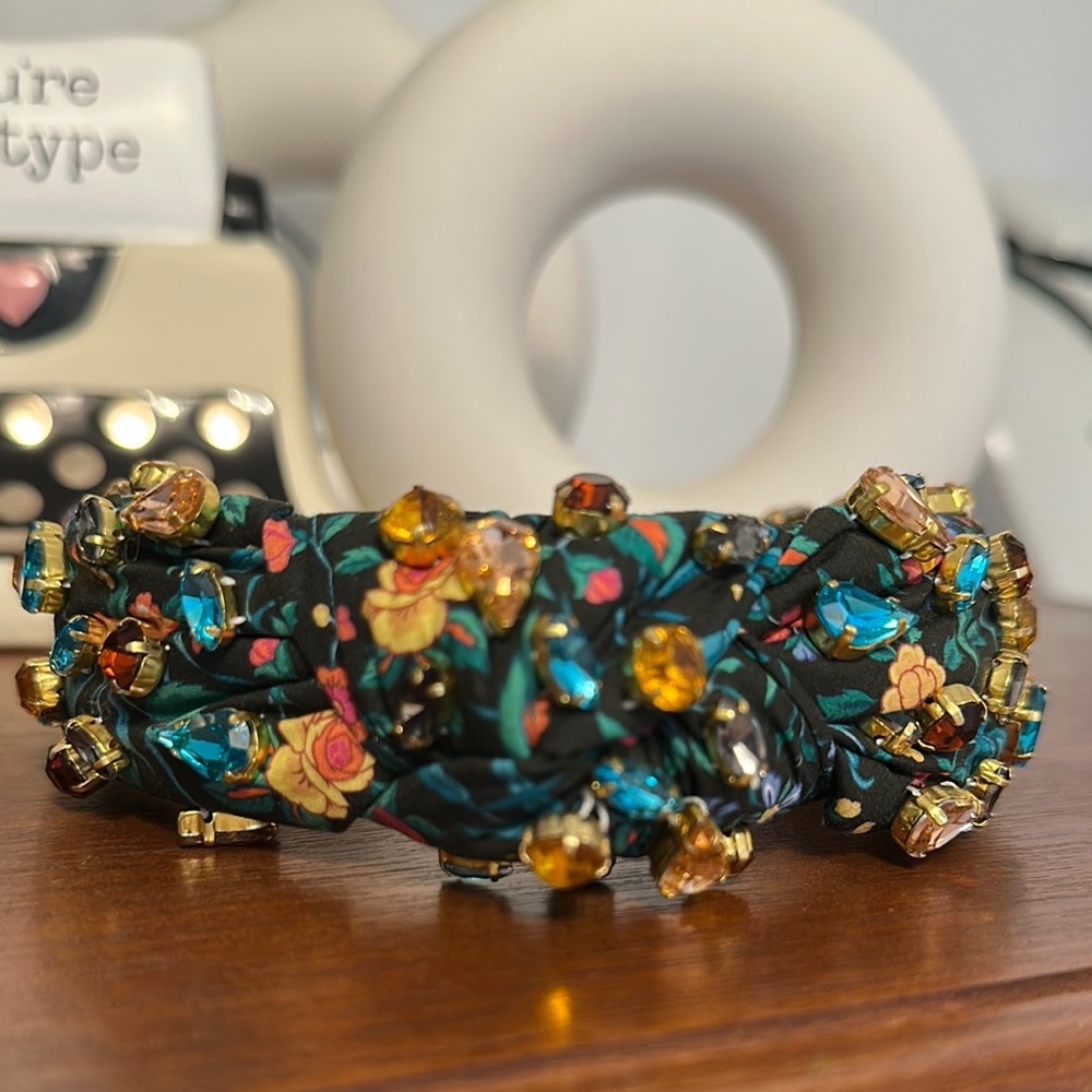 Lele Sadoughi Floral Embellished Headband
Like new
Perfect Stone placement